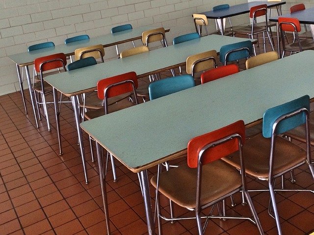 schoolmealsemptychairs